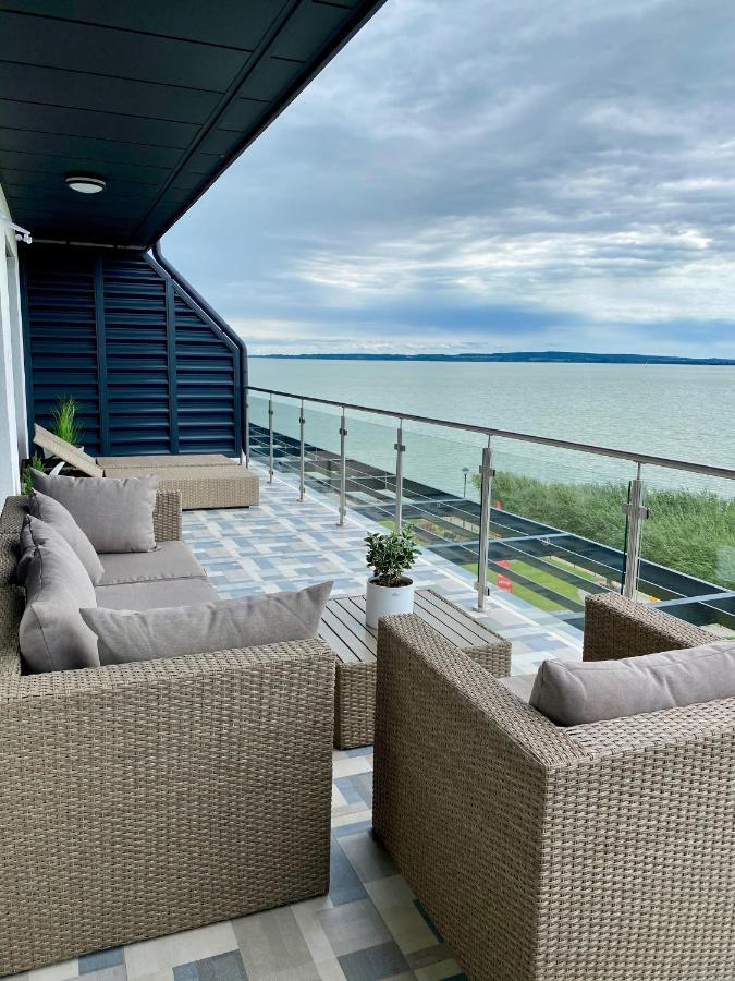 Апартаменти Royal Blue - Luxurious Flat With 5-Star View Over Lake Balaton Кестхей Екстер'єр фото