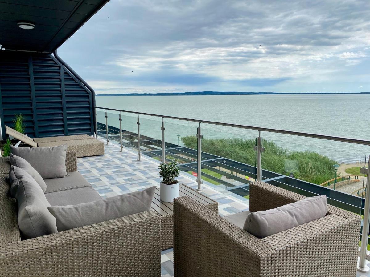 Апартаменти Royal Blue - Luxurious Flat With 5-Star View Over Lake Balaton Кестхей Екстер'єр фото